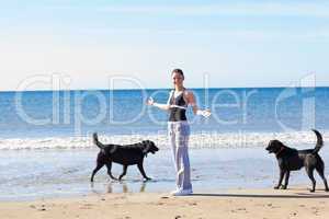 Frau mit Hunden am Strand