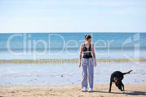 Frau mit Hunden am Strand