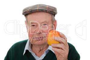 Alter Mann mit Apfel