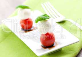 Tomate, Mozzarella und Basilikum / tomato, mozzarella and basil