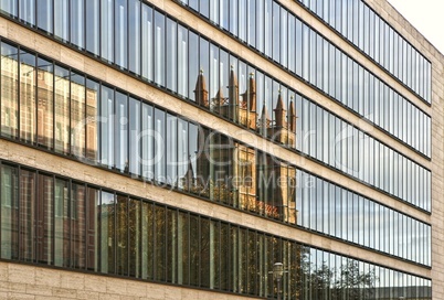 Werdersche Kirche spiegelt sich in Fenstern des Auswärtigen Amtes Berlin