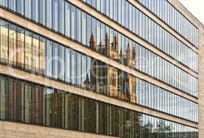 Werdersche Kirche spiegelt sich in Fenstern des Auswärtigen Amtes Berlin