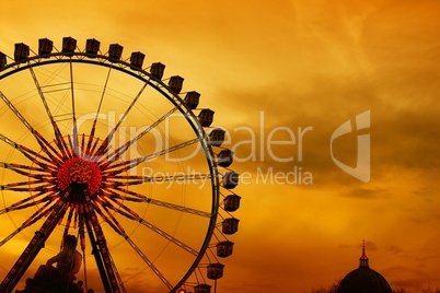 Riesenrad vor abendlichem Himmel