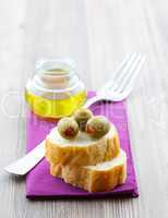 Oliven und Baguette / olive and baguette