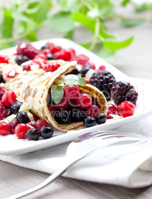 frischer Eierkuchen mit Beeren / fresh pancake with berries
