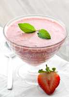 Erdbeer-Sahne-Dessert / strawberry cream dessert