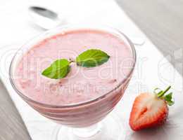 Erdbeermus mit Sahne / strawberry with cream