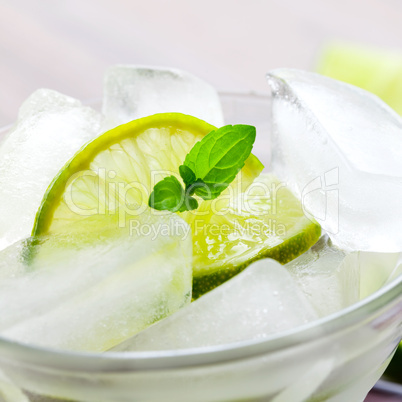 Eiswürfel und Limette / ice cubes and lime