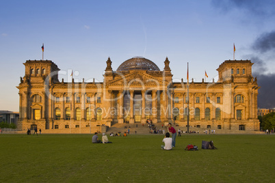Das Reichstagsgebäude in Berlin in der Abendsonne