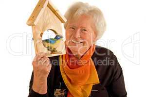 Rentnerin mit Vogelhaus