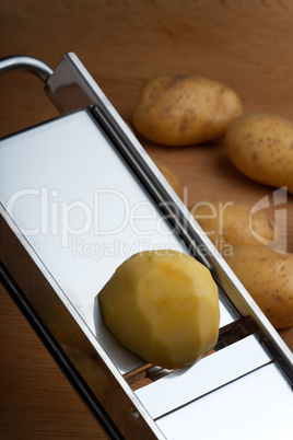 eine halbe Kartoffel auf einer Mandoline