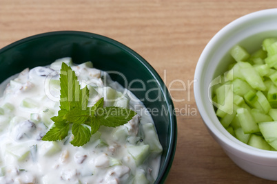 Gurkenjoghurt mit Rosinen - Cucumber yoghurt with raisins