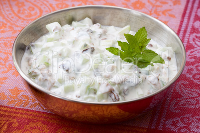 Gurkenjoghurt mit Rosinen - Cucumber yoghurt with raisins