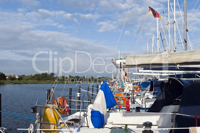 Segeljachten in einer Marina