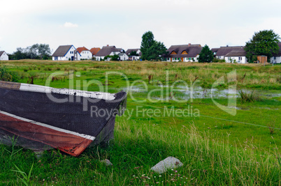 Fischerboot auf der Wiese