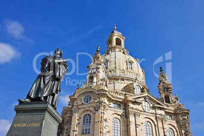 Die Frauenkirche und das Luther-Denkmal in Dresden.
