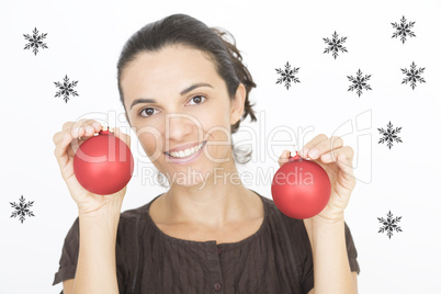 Sexy Frau mit Glaskugeln an Weihnachten