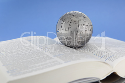 Puzzle Globus auf offenem Buch