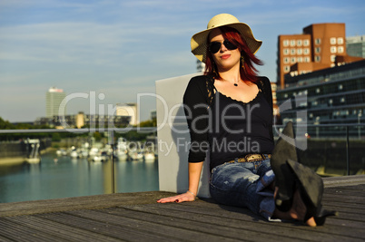 junge Frau im Medienhafen