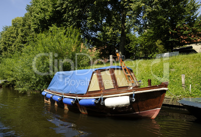 Boot auf dem Mittelburggraben in Friedrichstadt