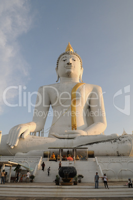 Big seated whithe Buddhas figure