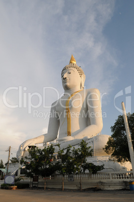 Big seated whithe Buddhas figure