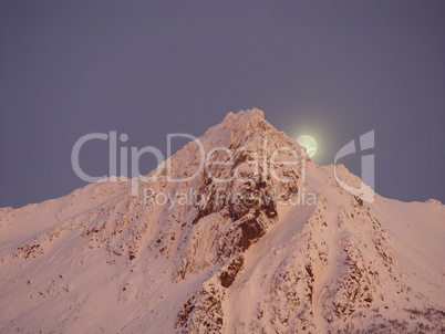 Vollmond über einem Berg