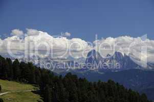 Blick von der Villanderer Alm zu den Dolomiten