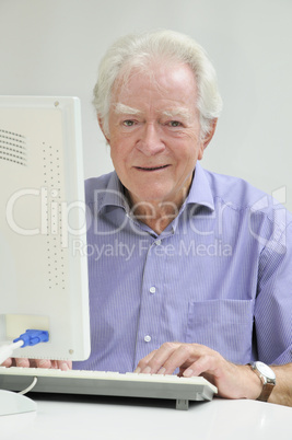 Senior mit Computer