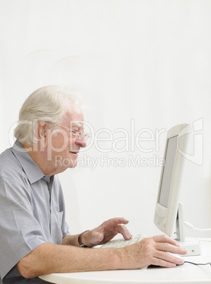 Älterer Herr am Computer