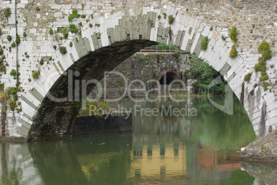 An der Ponte della Maddalena, Ponte del Diavolo (Teufelsbrücke) bei Borgo a Mozzano, Toskana, Italien - At the Ponte della Maddalena, Ponte del Diavolo near Borgo a Mozzano, Tuscany, Italy