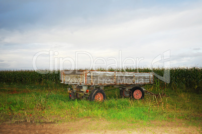 Anhänger auf Feld