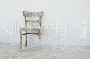 Alter schadhafter Stuhl auf einer Baustelle Old broken chair at