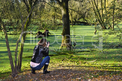 Fotografin am Waldsee