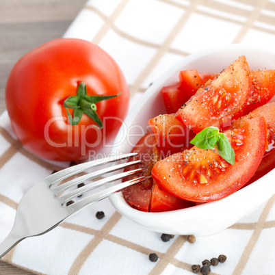 frischer Tomatensalat / fresh tomato salad