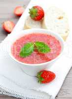 frische Erdbeermarmelade in Schale / fresh strawberry jam in bow