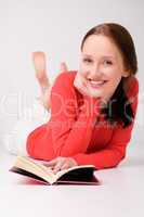 Junge Frau mit Buch