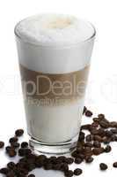 latte macchiato mit kaffeebohnen