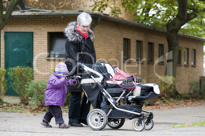 Oma und Enkelin gehen spazieren