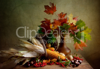 Herbstliches Stilleben mit Mais und Nüssen