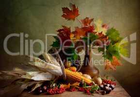 Herbstliches Stilleben mit Mais und Nüssen