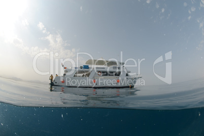 Schiff halb aus dem Wasser fotografiert