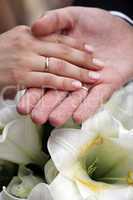 Brautstrauß und Hände