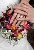 Hände auf Brautstrauß