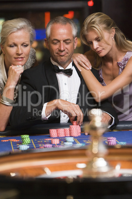 Ein älterer Mann spielt Roulette