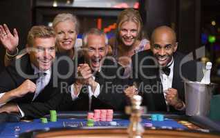 Drei Männer und zwei Frauen am Roulettetisch