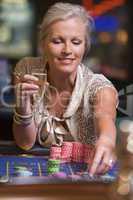 Eine Frau spielt Roulette