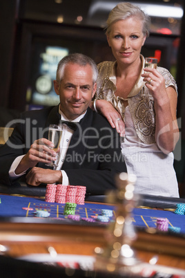 Ein älteres Paar sitzt am Roulettetisch