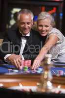 Ein älteres Paar spielt Roulette