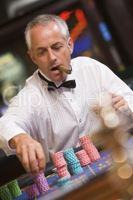 Ein älterer Mann spielt Roulette